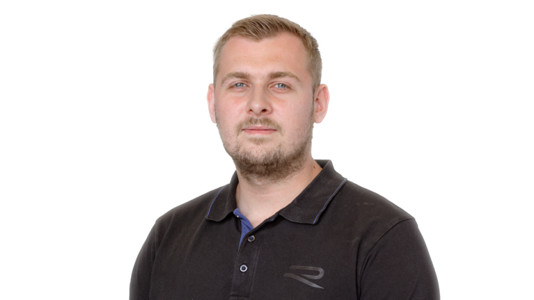 Portrait Foto: Philipp Disner, Mitarbeiter der Autowelt Schmidt.