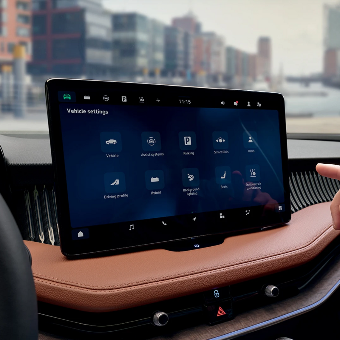 Großes Touchdisplay eines Škoda mit Fahrzeugmenü und braunem Armaturenbrett aus Leder.