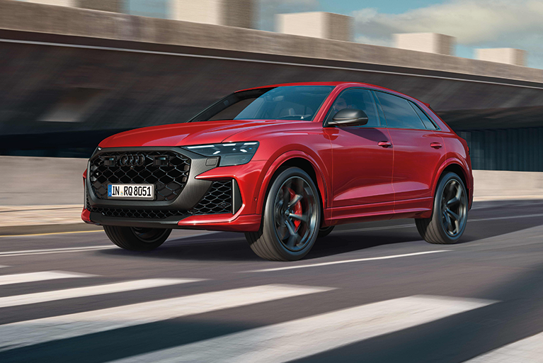 Roter Audi RS Q8 fahrend auf einer Autobahnstraße