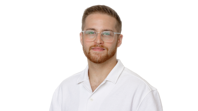 Portrait Foto: Berat Bilgic, Mitarbeiter der Autowelt Schmidt.