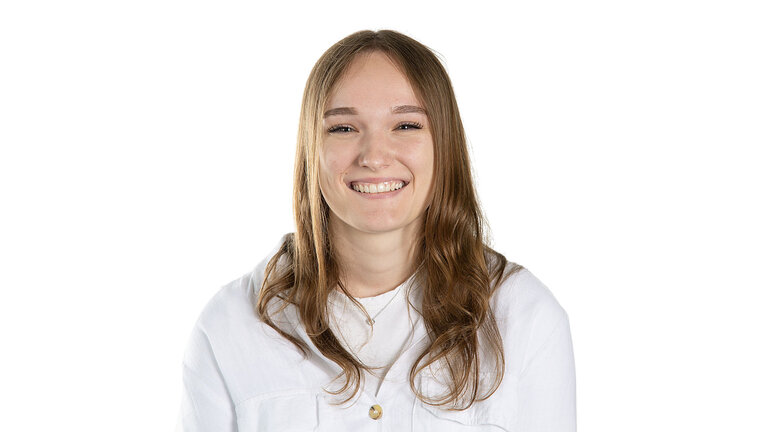 Portrait von Leonie Schmickler. Mitarbeiterin der Autowelt Schmidt.