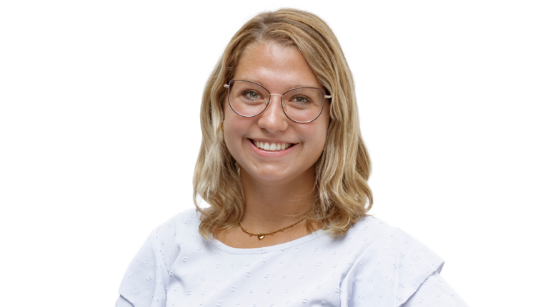Portrait Foto: Lena Prescher, Mitarbeiterin der Autowelt Schmidt.