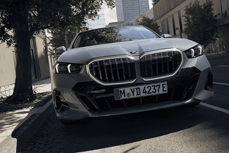 BMW i5 Limousine in Frontansicht in städtischer Umgebung