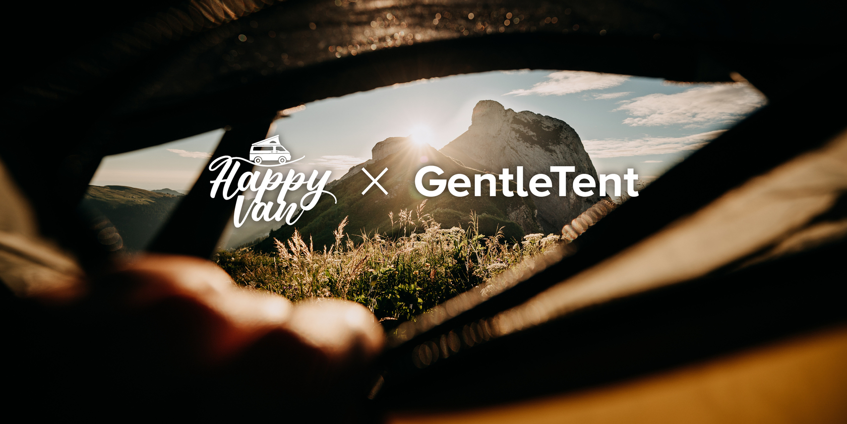 Eine Person, die einen Spalt eines Zeltes öffnet. Durch den geöffneten Spalt sieht man eine schöne bergige Landschaft im Sonnenaufgang; in weiß der Schriftzug "Happy Van x GentleTent"