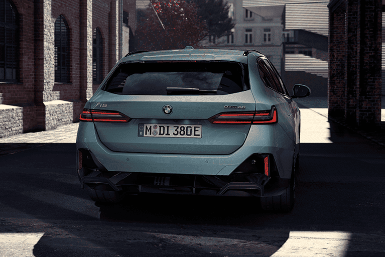 BMW i5 Touring in Heckansicht