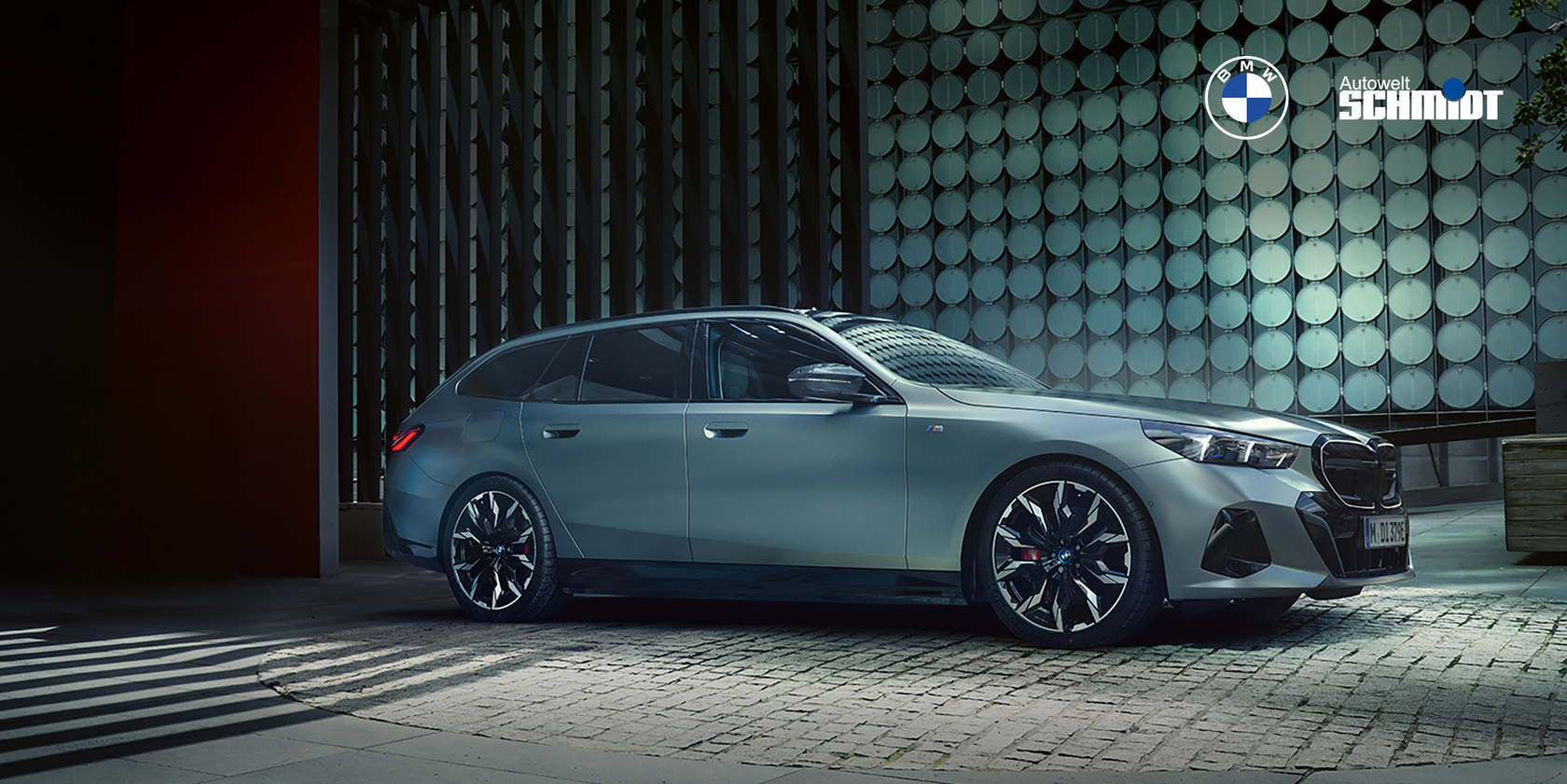 BMW i5 in Seitenansicht, oben rechts die Logos von BMW & Autowelt Schmidt